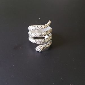 Ladies snake ring